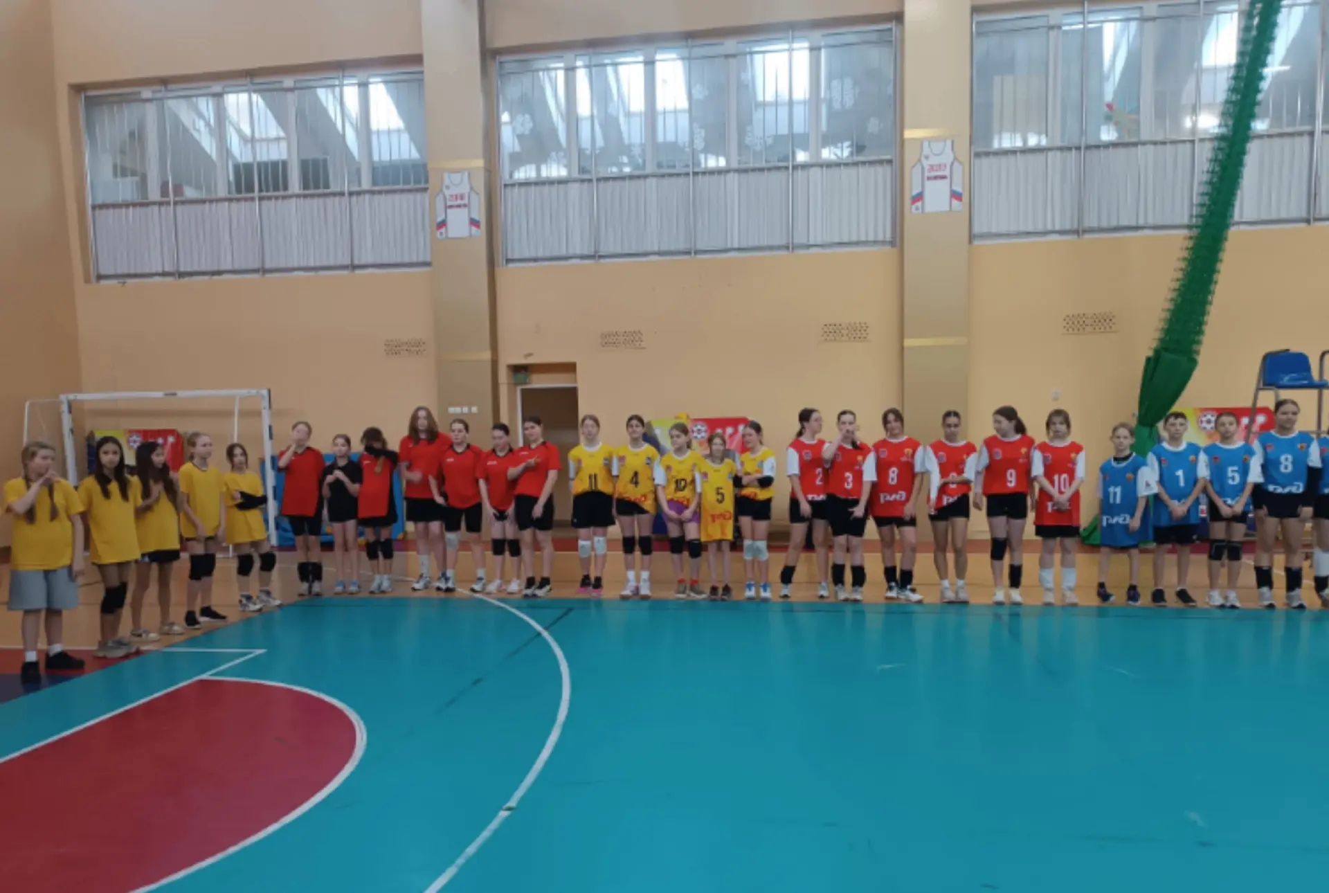 05 января на базе МБОУ СОШ "Школа будущего" прошел Новогодний турнир по волейболу.   Пять смешанных 