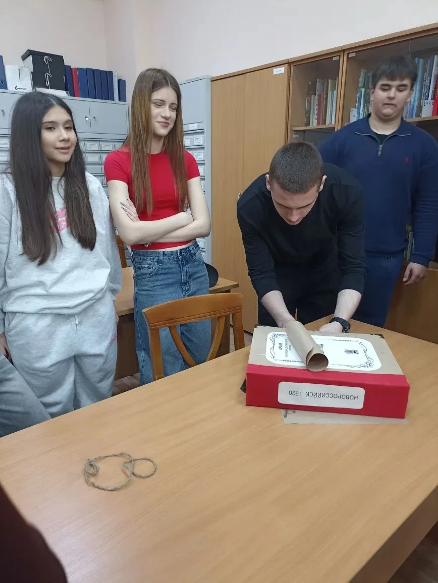Сегодня учащиеся 10 «А» класс посетил Управление архива муниципального образования город Новороссийс