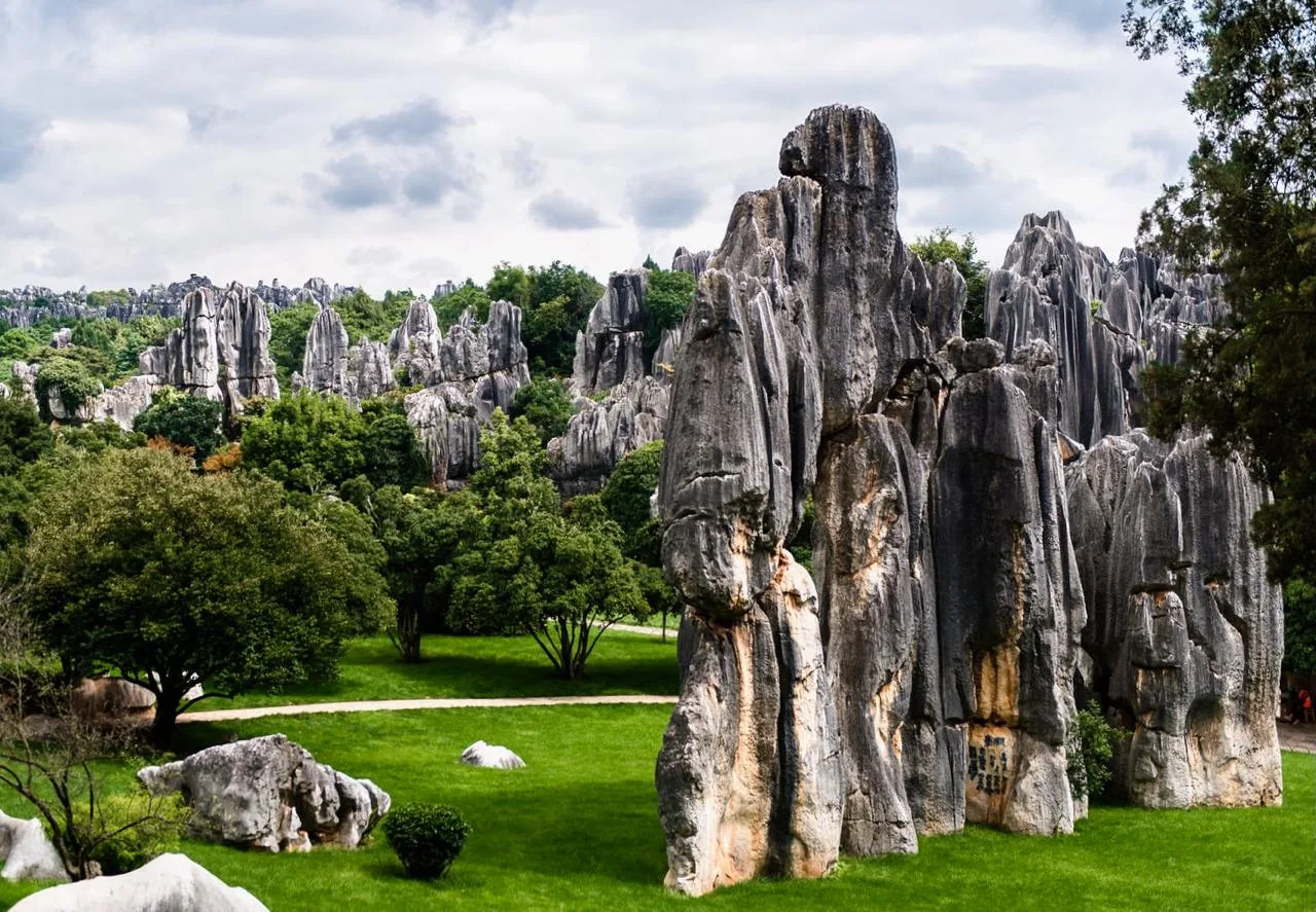 Каменный Лес Шилинь в Куньмине, Китай 🇨🇳  🔹 Каменный Лес Шилинь - комплекс известняковых скал в 90 к