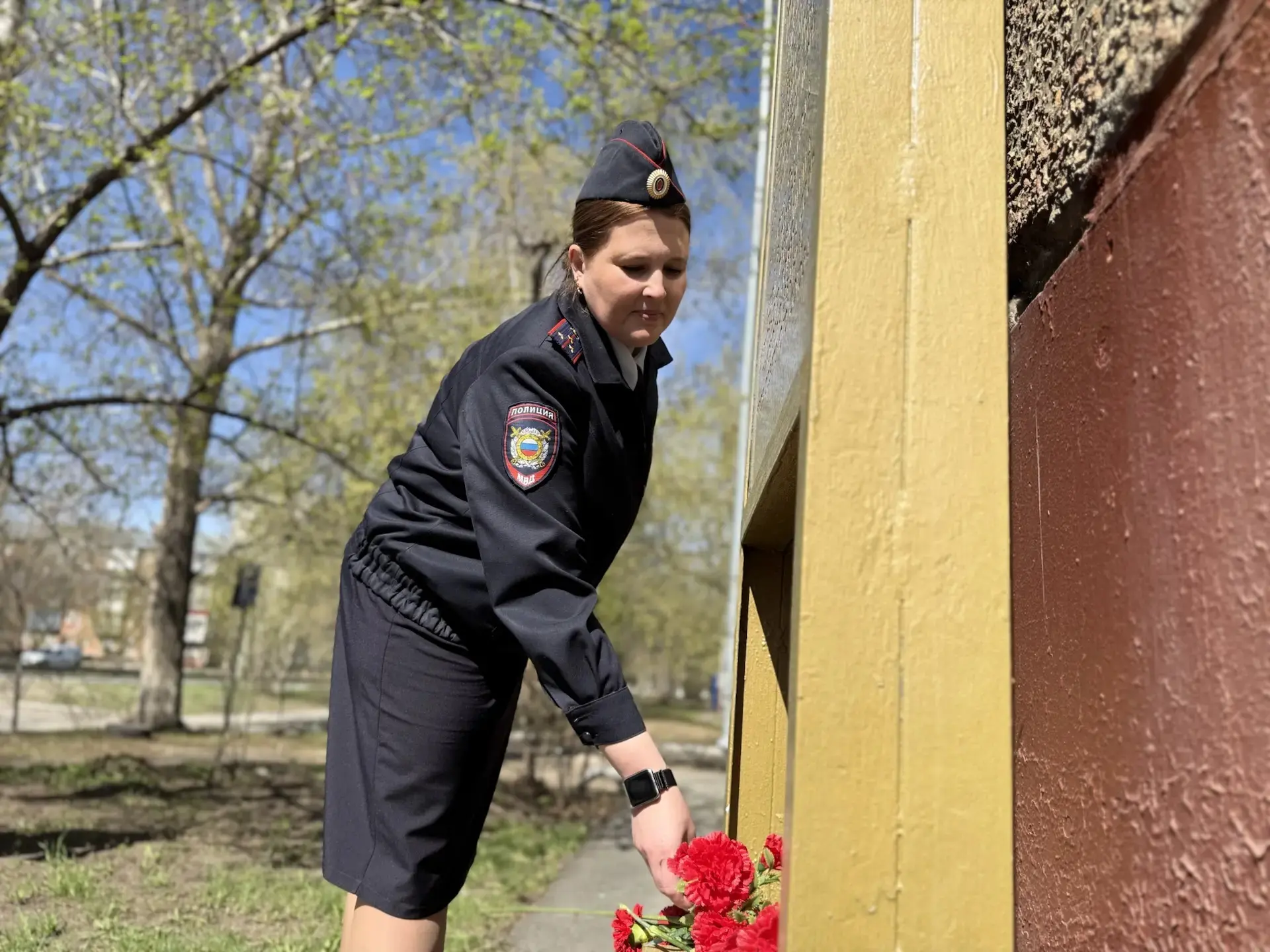 🚔👮Сотрудники УМВД России по городу Барнаулу инициировали урок мужества в подшефной школе правовой на