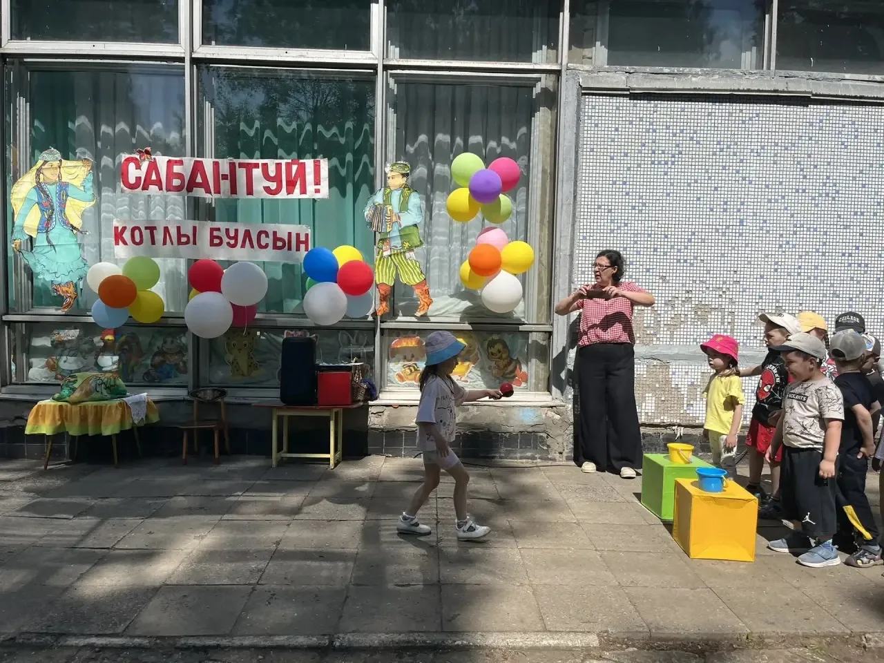 Весело отметили национальный праздник Сабантуй в нашем детском саду. Воспитанники были в нарядных ко