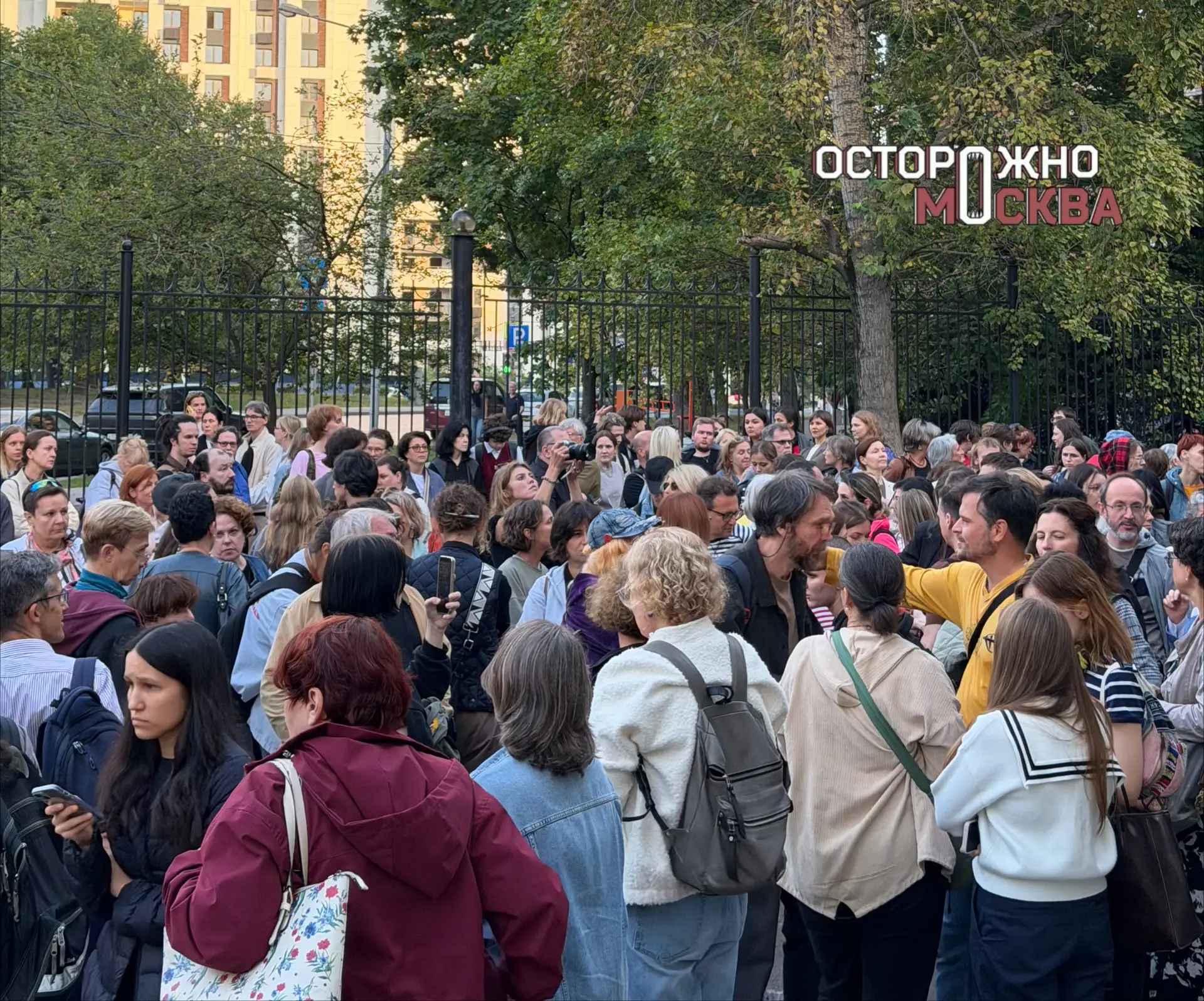 Около 400 человек находятся у здания суда, где избирают меру пресечения главе «Дома с м...
