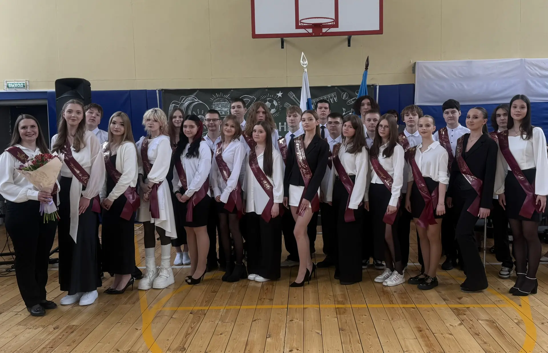 🎓 Сегодня в нашей любимой гимназии прозвенел последний звонок для выпускников девятого класса. Торже