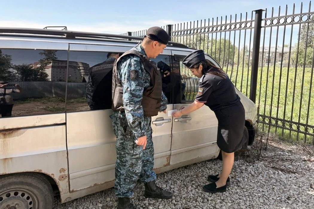 В Сыктывкаре приставы арестовали Mercedes должника по алиментам, который уехал из города и перестал 