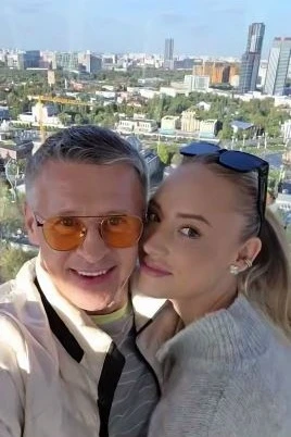 54-летний Сергей Исаев из «Уральских пельменей» вывел в свет 28-летнюю актрису Виталину...