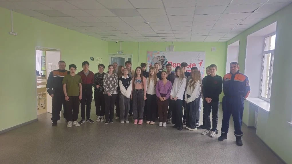 Спасатели Ямалспаса провели серию уроков по безопасности для школьников из Волновахского муниципальн