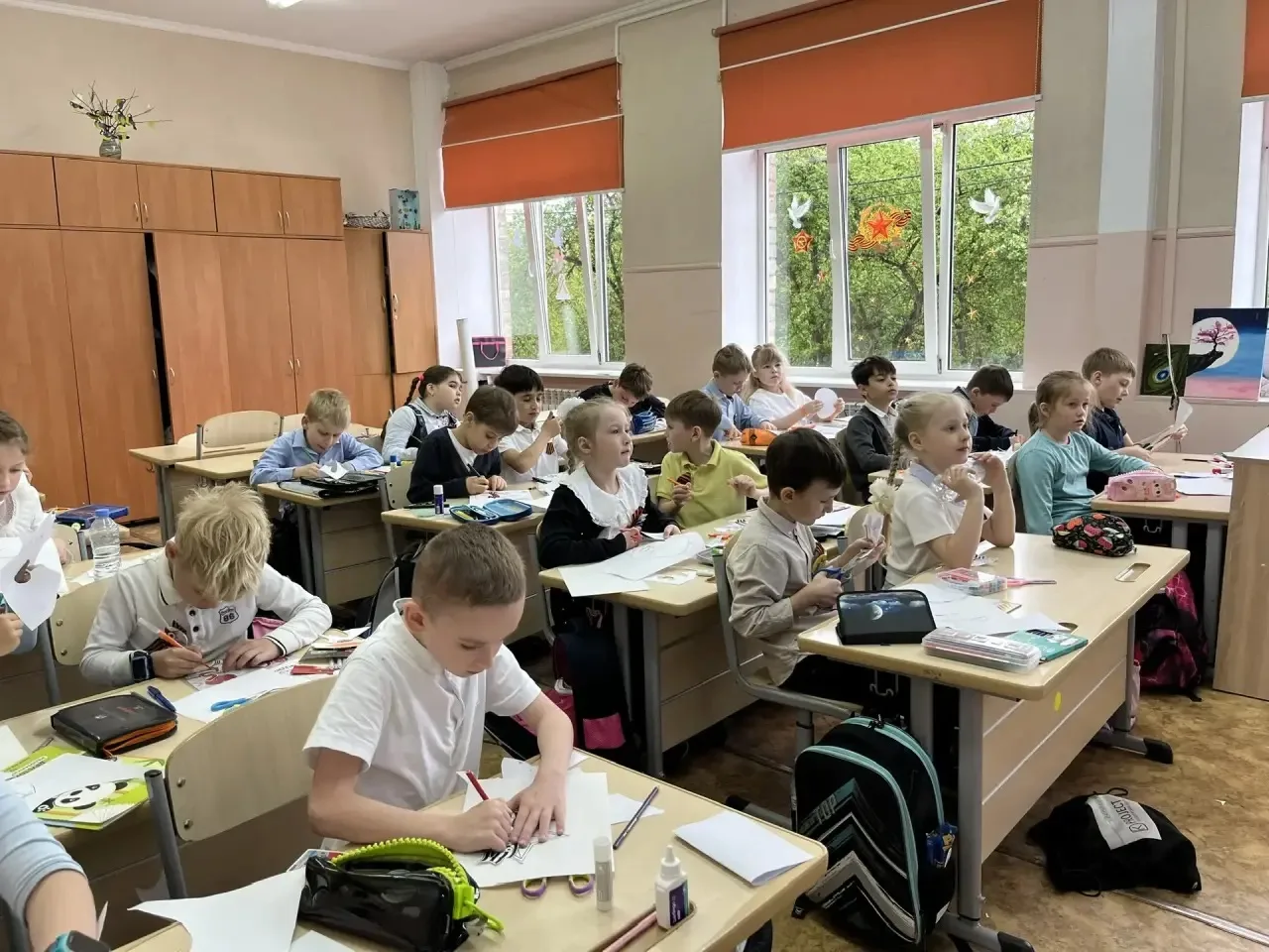 Память в каждой открытке🕯️  Учащиеся 10А класса провели мастер-класс для ребят 2Э и 3Б классов по со