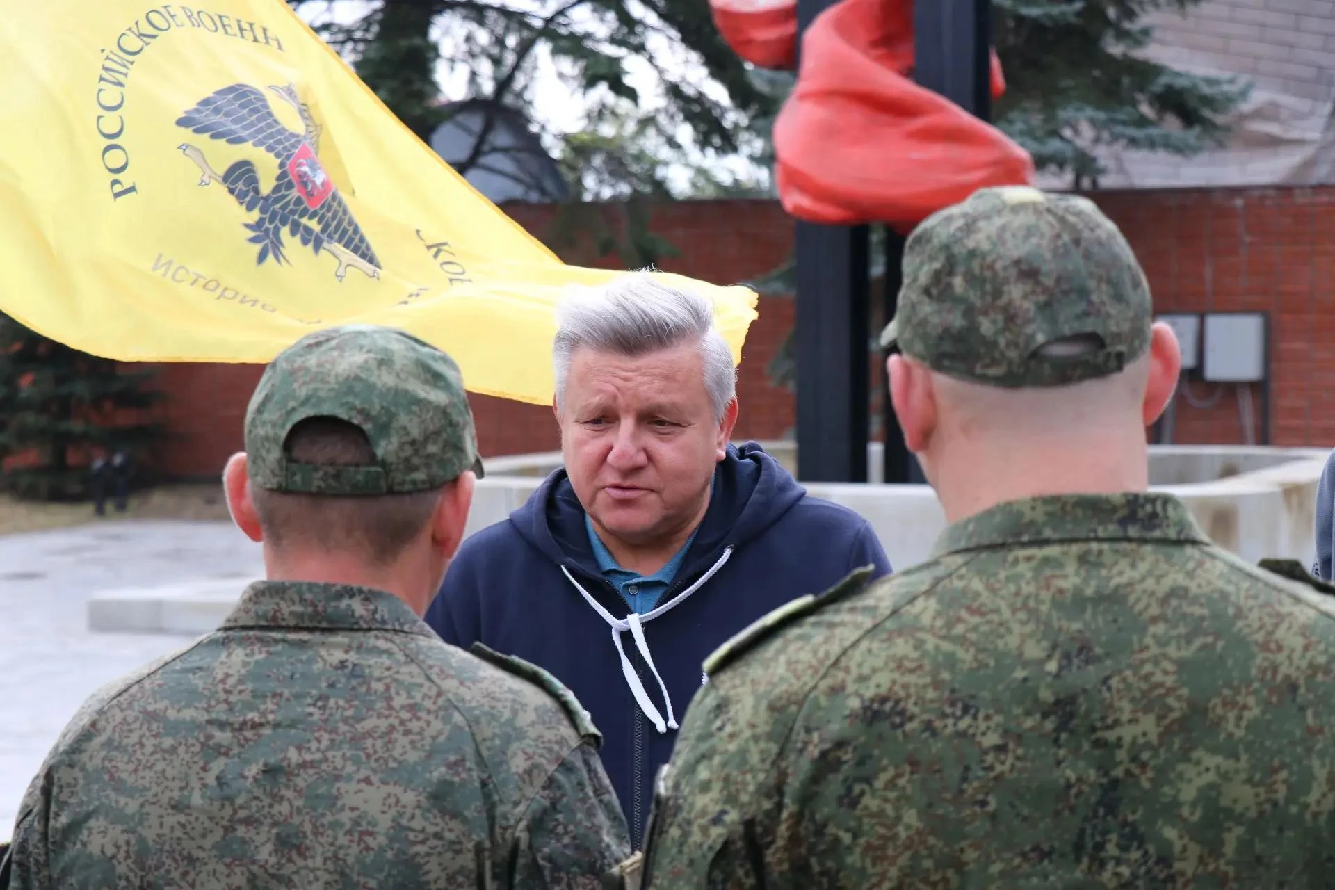 Председатель реготделения РВИО в ДНР Владимир Ежиков вместе с заместителем Председателя...