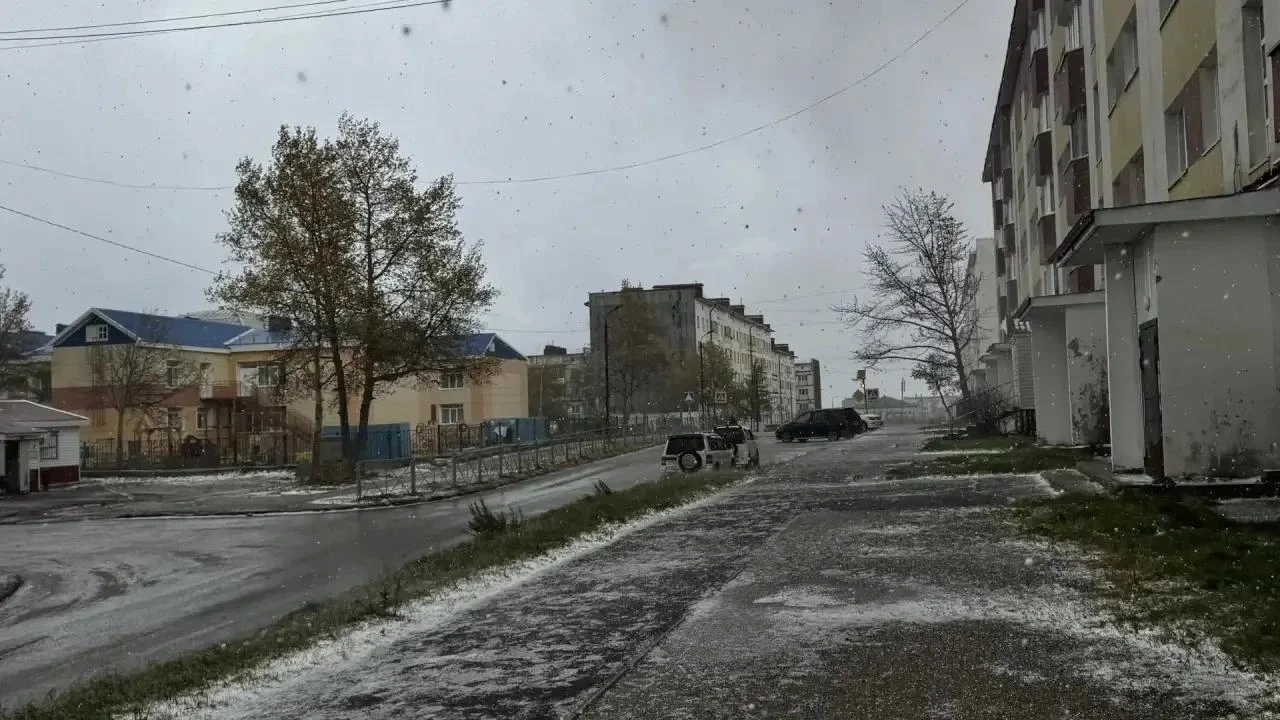 ❄️ Первый снег, град и ветер, сбивающий с ног: Охинский район накрыла метель