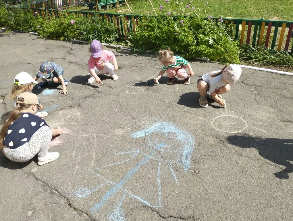 🌈 Я рисую на асфальте свою семью!