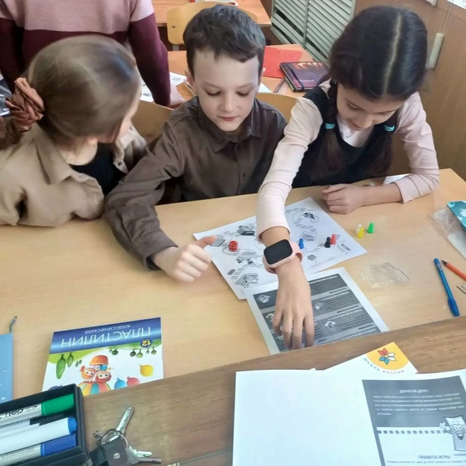 Ребята из 2 "А" класса проводят перемены с пользой. Второклассники принимают участие в ДОЛ-игре "Пут