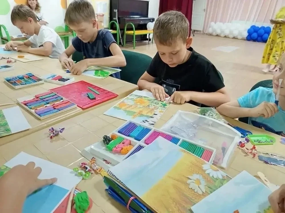 В парковом помещении КДЦ «Родина» сегодня вновь было шумно и весело.