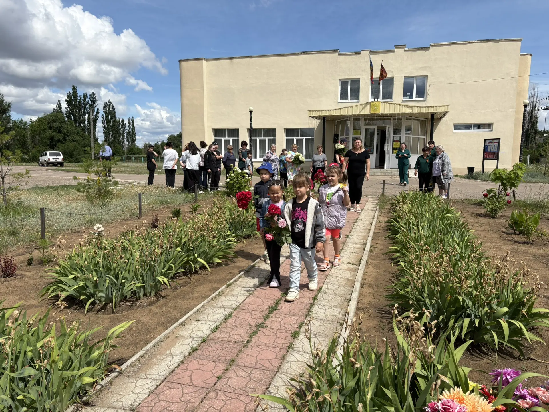 Сегодня, в преддверии Дня памяти и скорби, воспитанники разновозрастной группы возложил...