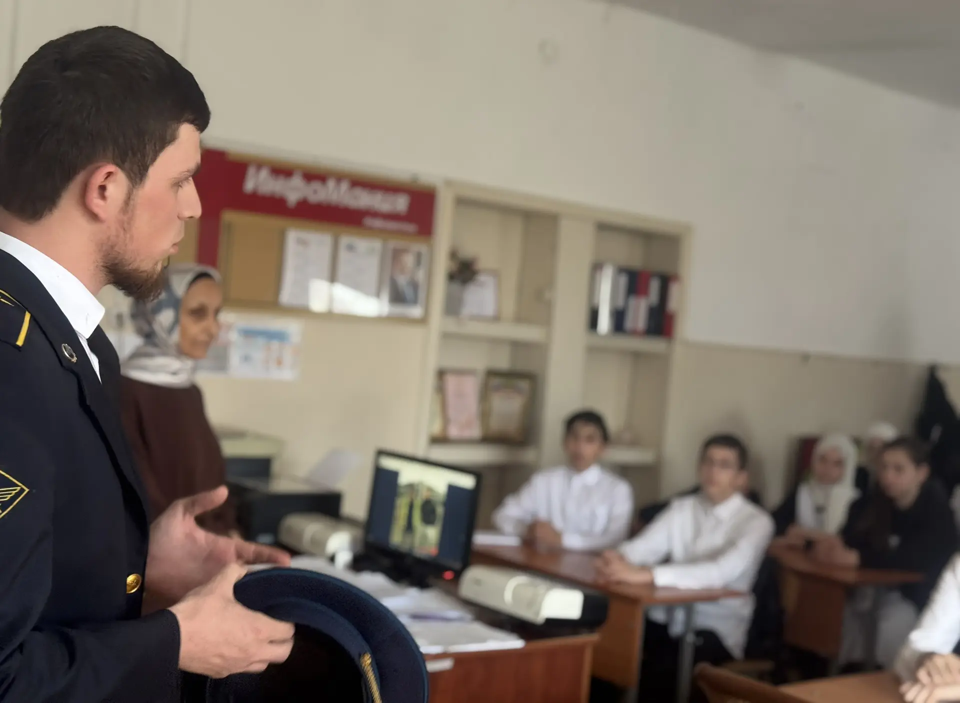 Сегодня в стенах школы состоялась встреча с одним из её выпускников-  Хасуловым Рашидом Хасулбегович