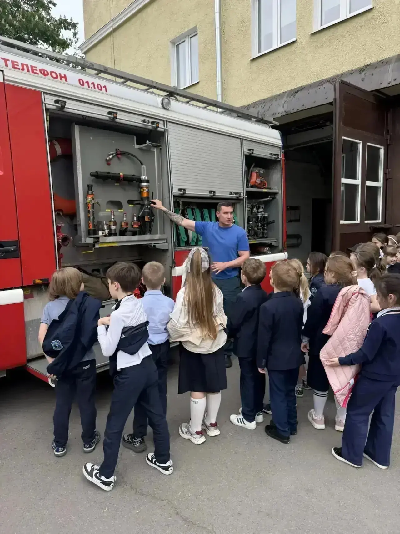 🚒 Герои рядом: 1 «А» в гостях у пожарной части!  Ученики 1 «А» побывали на увлекательной экскурсии в