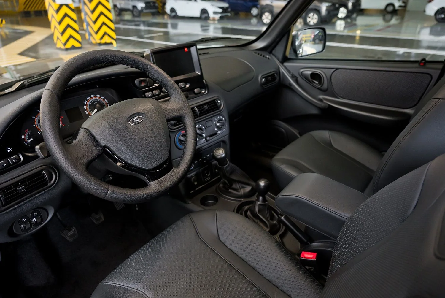 🚙🔥 АвтоВАЗ выпускает 1000 Niva Travel с кожаным салоном. Но не спешите радоваться — нюанс есть. Авто