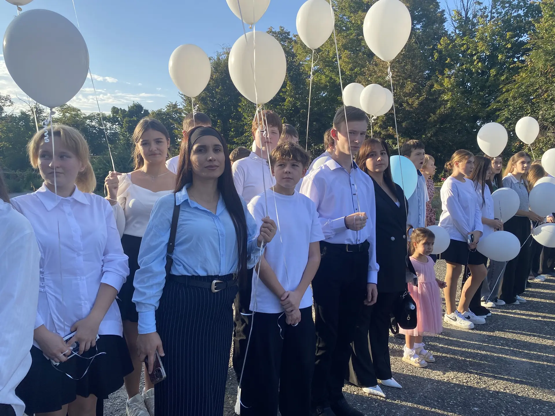 Белые шары в небо как символ памяти... 🕊️