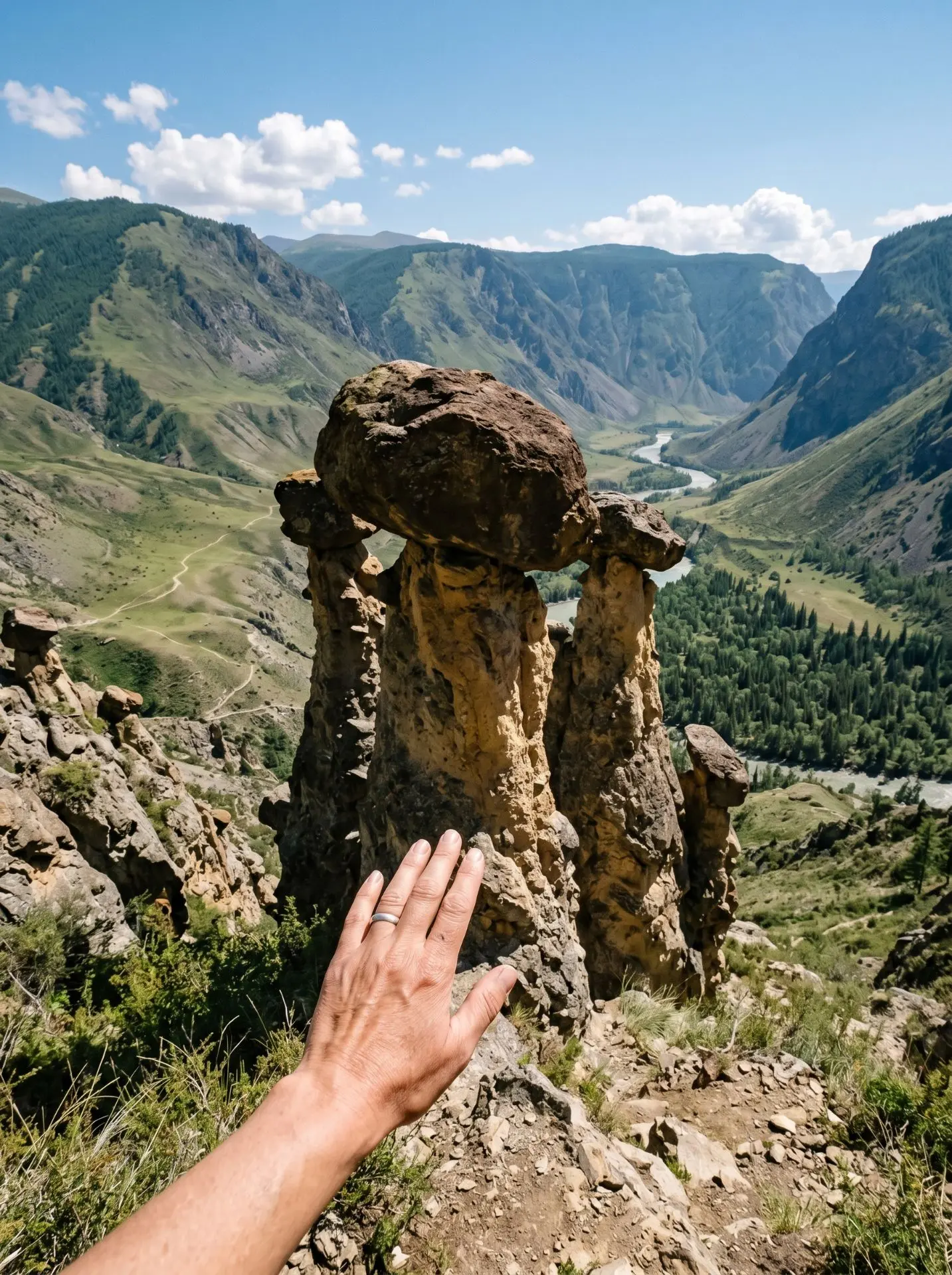 Скалы, которые похожи на грибы, — да, такое бывает на Алтае.

В долине Чулышмана, среди суровых скло