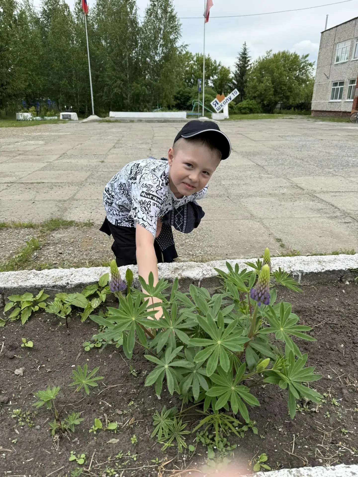 Сегодня в лагере "Радуга народов" - экологический день. 
        Первым делом, ребята разделились на