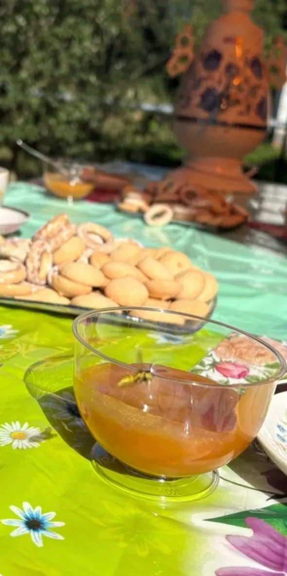В минувшую пятницу 🗓️ получатели социальных услуг 🧑‍🍳 лакомясь мёдом 🍯 провели солн...