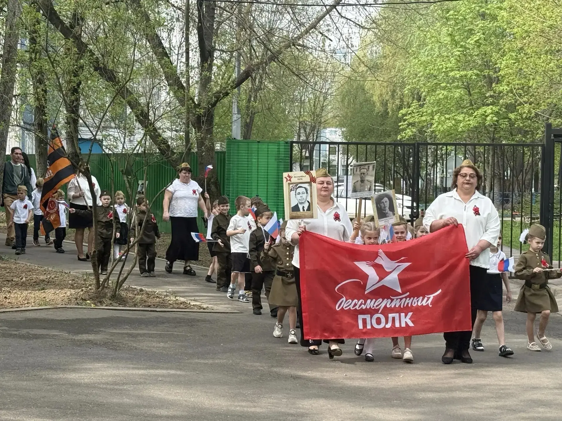 🕯️ Ветераны, дети, родители: вместе в День Победы  В гостях у дошколят — ветераны педагогического тр