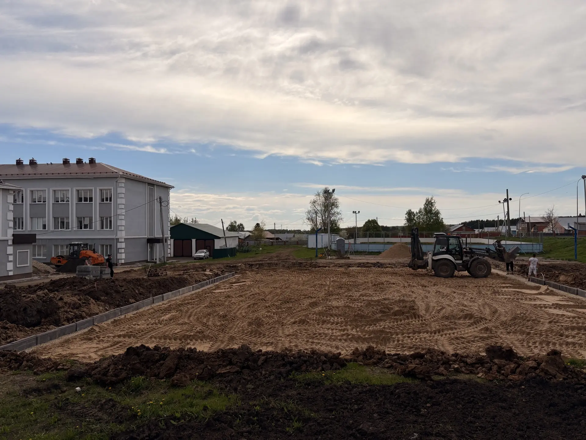 В Лаишево на территории второй школы начали обустраивать площадку для изучения правил дорожного движ