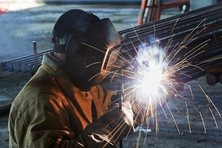 🛠  Сварщики и токари станут одними из самых востребованных профессий в ближайшие 5-6 лет.