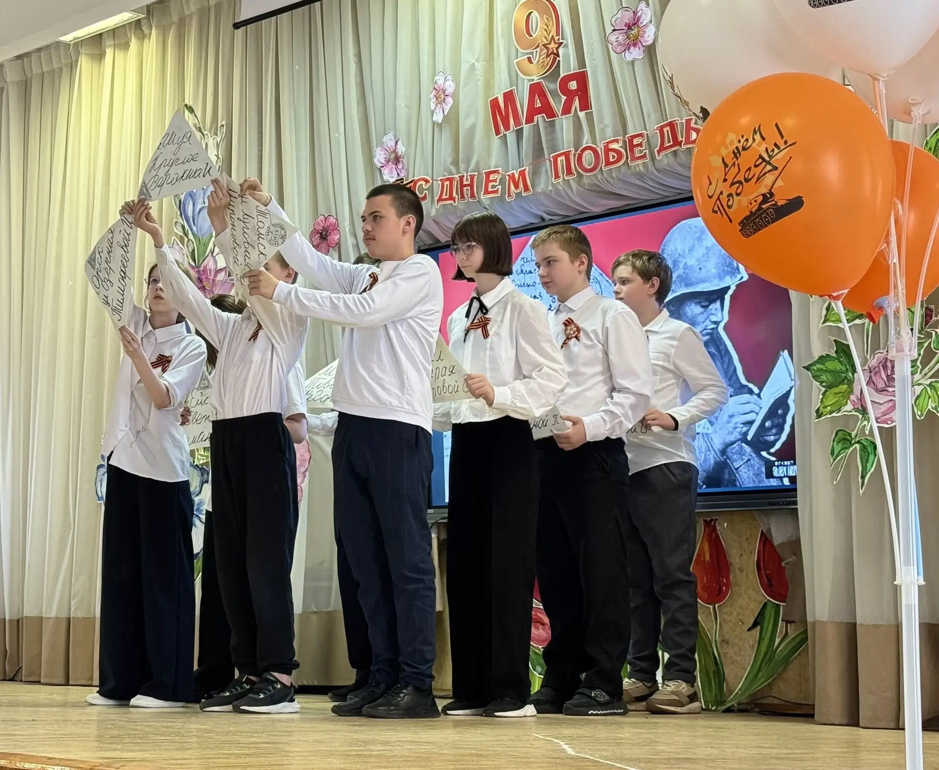 В корпусе Никольский прошёл праздничный концерт, посвящённый Дню Победы!   Со сцены звучали песни во