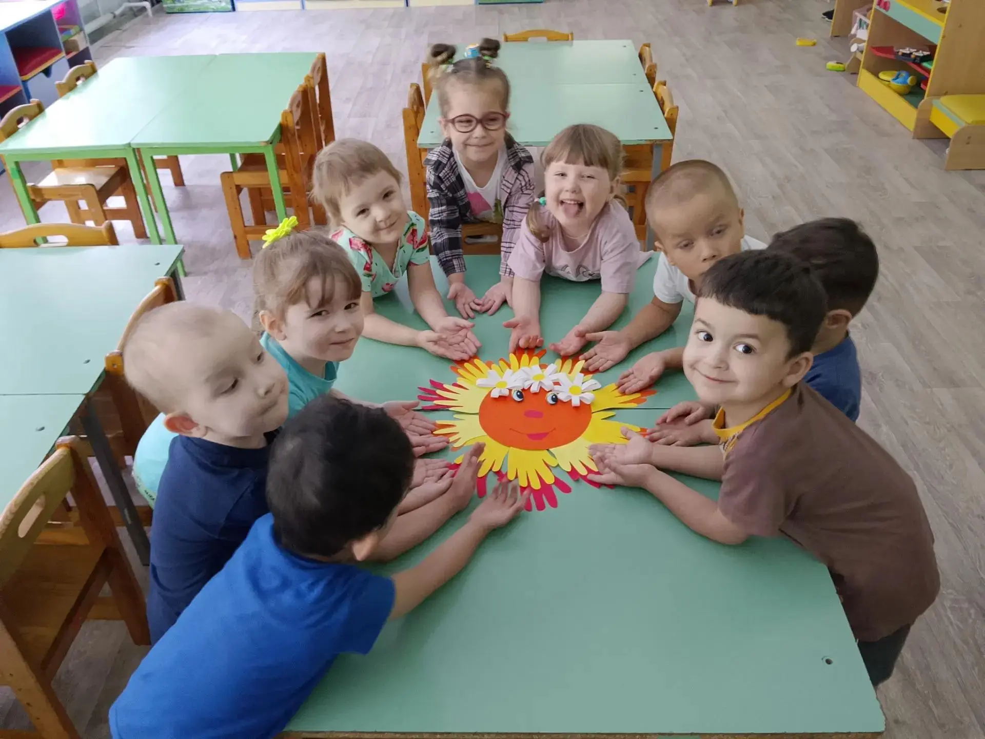 В младшей группе детского сада № 21 Узловского района выполнена коллективная работа «Солнце в наших 