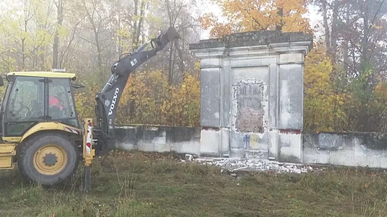 Памятник советским воинам снесли в польском городе Пыжице. На его месте власти намерены разбить «Скв