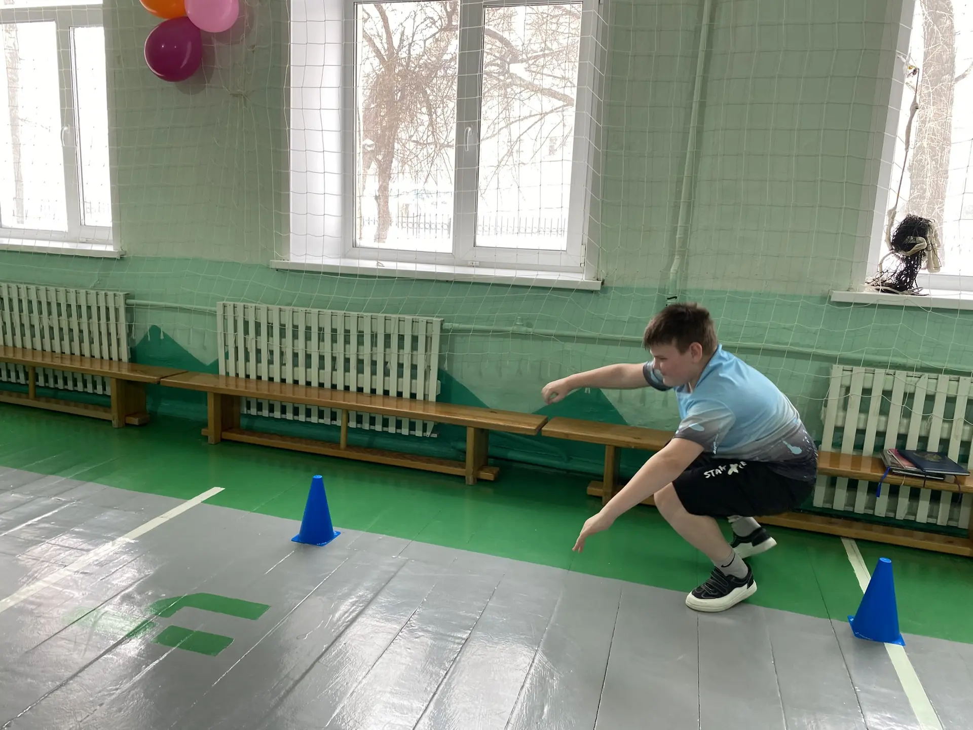 Дети, занимающиеся скалолазанием, часто сталкиваются с задачей развить хорошую координацию движений.
