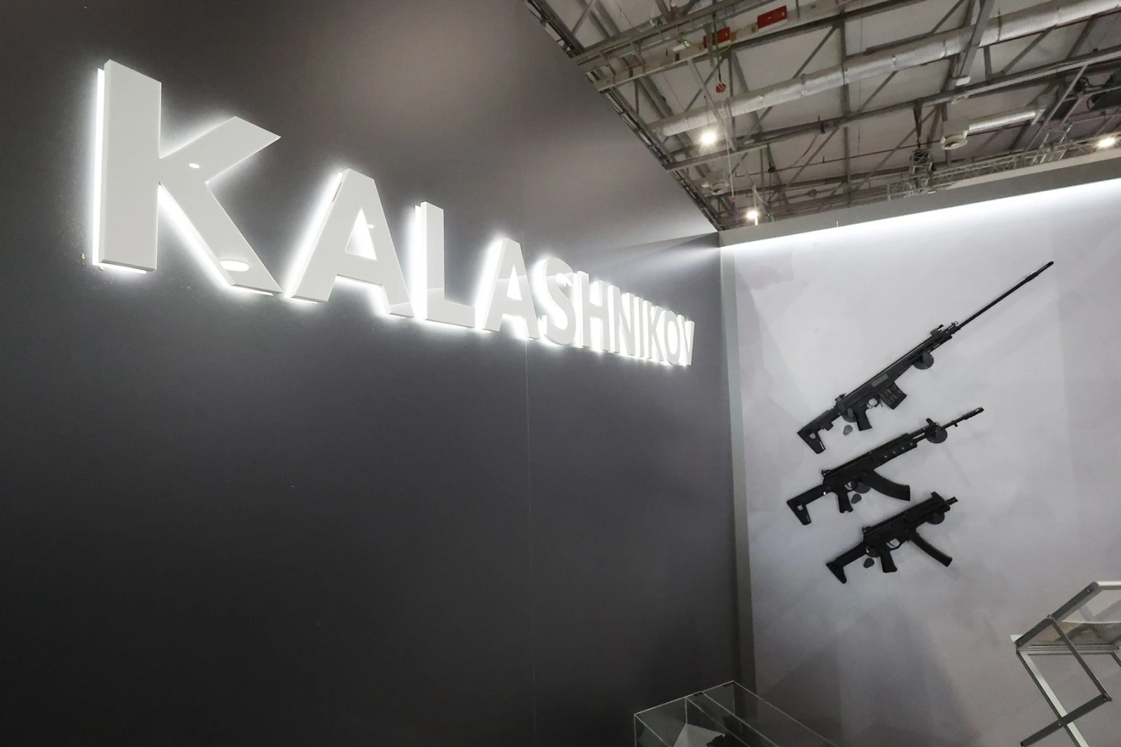 «Калашников» привёз в Баку на выставку ADEX-2026 компактные версии АК-15: укороченный А...