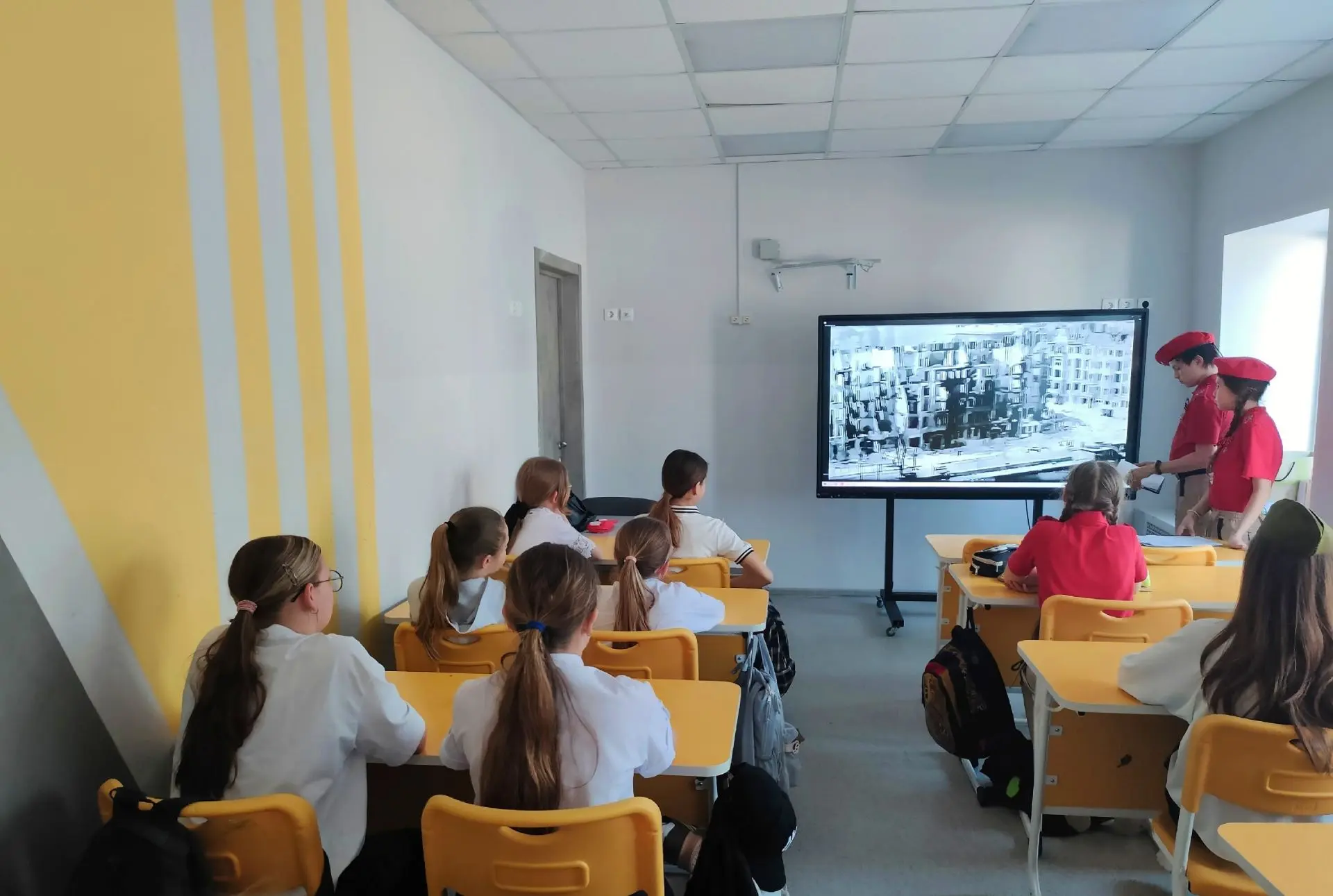📍 Сегодня, 7 мая, в 6 «В» и 5 «А» классах прошёл Урок мужества, посвящённый одной из самых значимых 