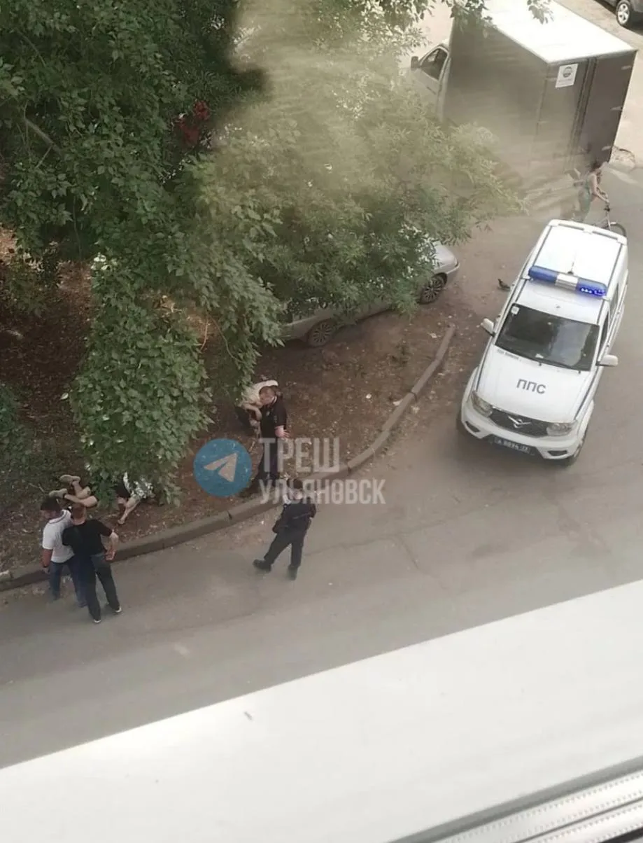 😰 «На проспекте Гая, 47 лежит человек без сознания и ещё один на корточках отмывает глаза молоком!!