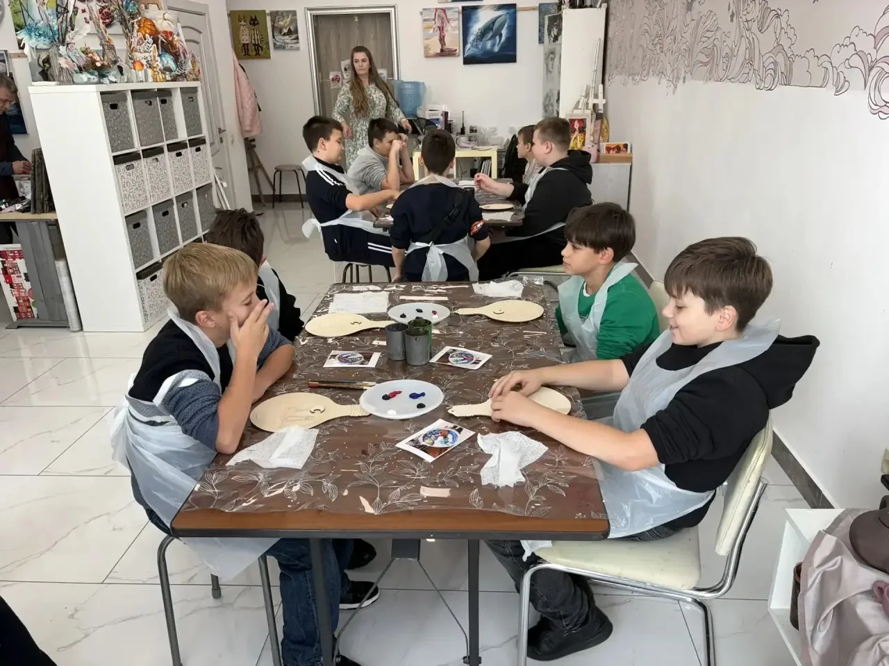 🎨 ЛАМПОЧКИ ПРОТИВ КИТА: 5 «Б» РИСОВАЛ АКРИЛОМ