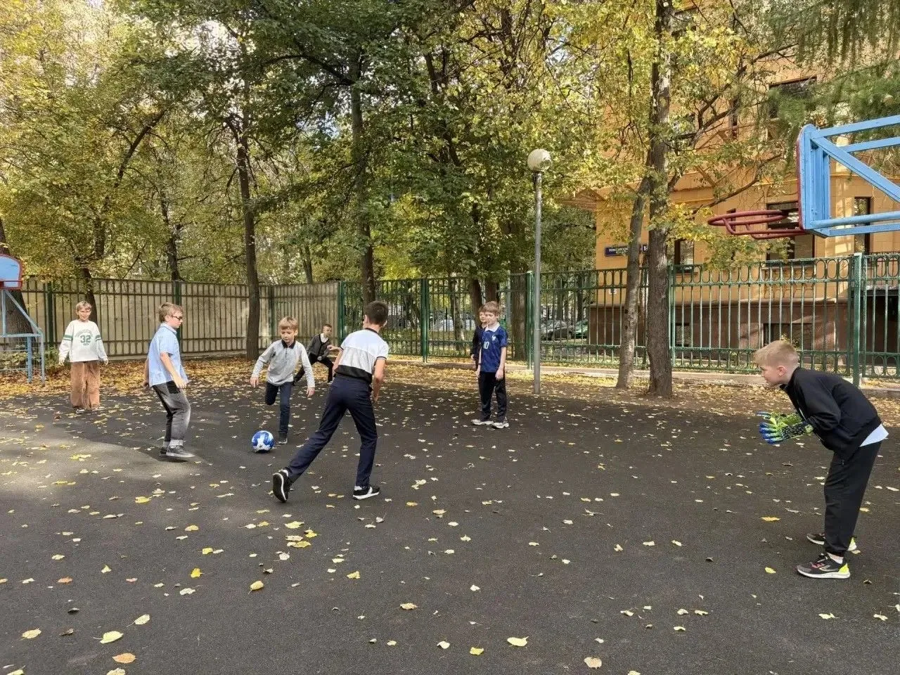 После насыщенного учебного дня мальчишки из 3 «Я» класса нашли идеальный способ восстан...