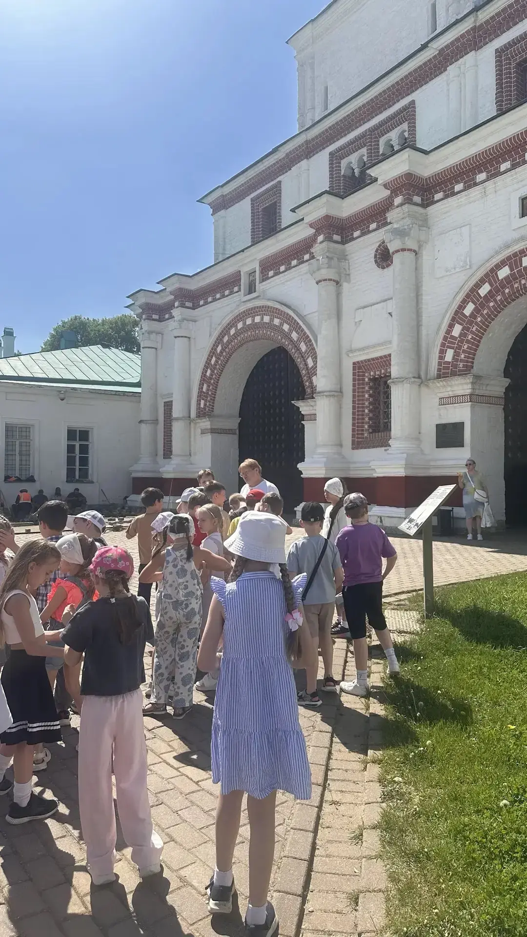 Ученики 1М класса завершили учебный год познавательной экскурсией "Учись уму - разуму" в Коломенском