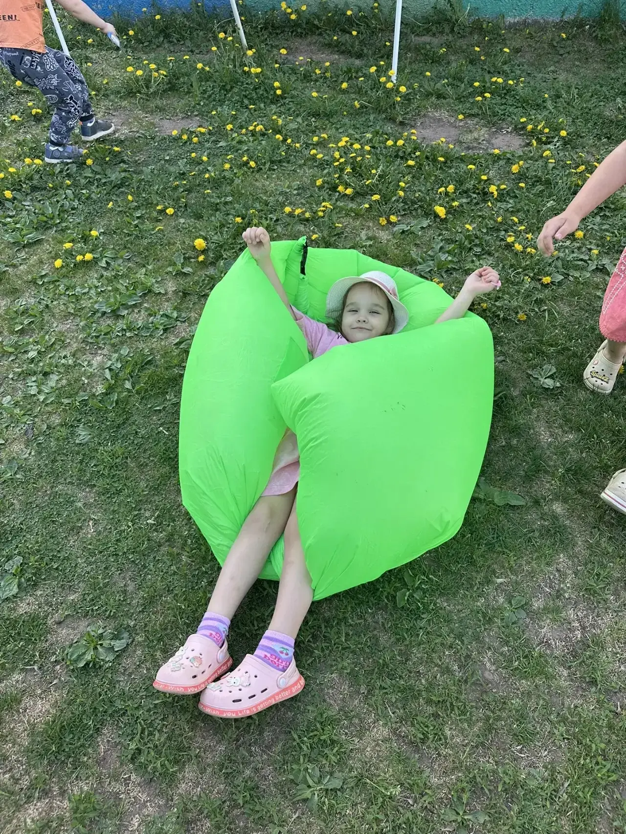 Жаркие дни в детском саду: веселье, игры и море улыбок!