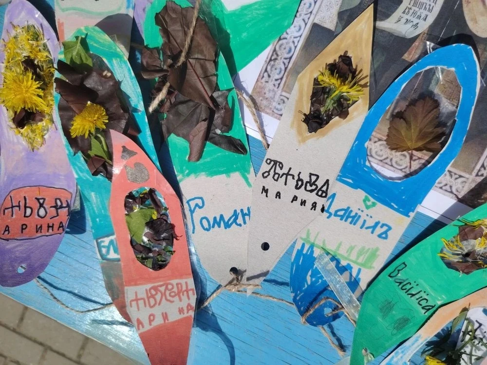 ✨ В группе «Ромашка» сегодня прошёл настоящий **День славянской письменности**! 📚  Ребята познакомил