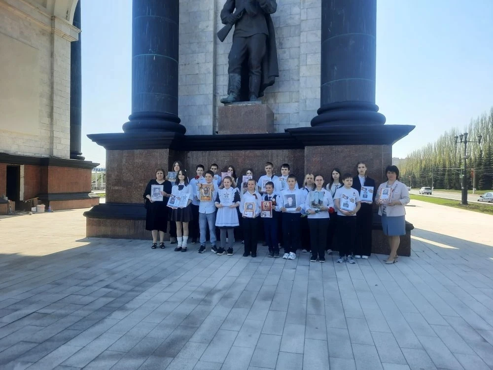 Накануне Дня Победы в МКОУ «Махновская СОШ» на проспекте Победы, возле Триумфальной арки мемориально