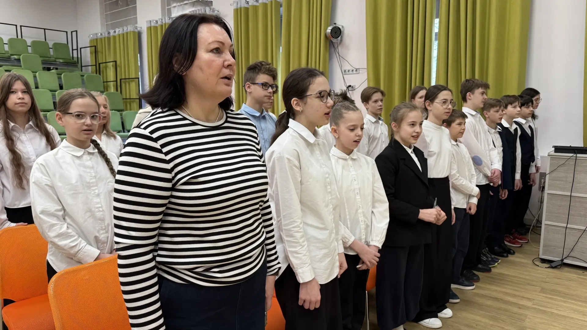 🇷🇺Понедельник в школе традиционно начался с  церемония поднятия Государственного флага и исполнения 