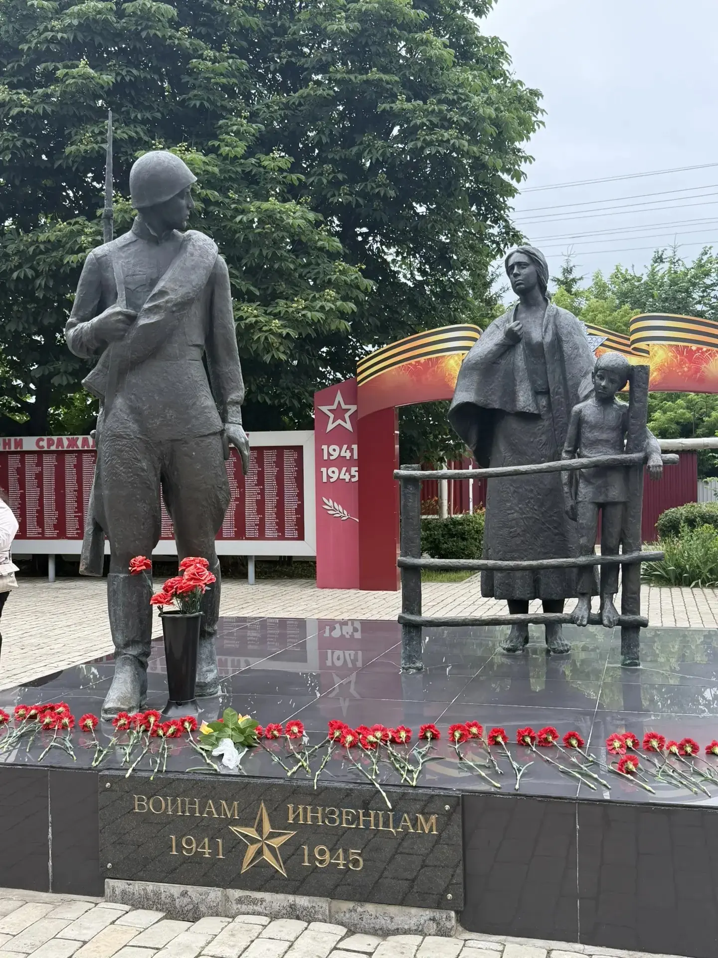 Сегодня, в трагический День памяти и скорби, волонтёры районного волонтёрского центра "Жизнь", актив