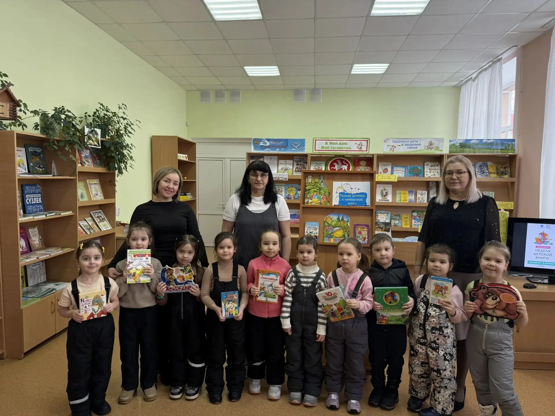 Дети старшей группы#9 посетили районную детскую библиотеку.