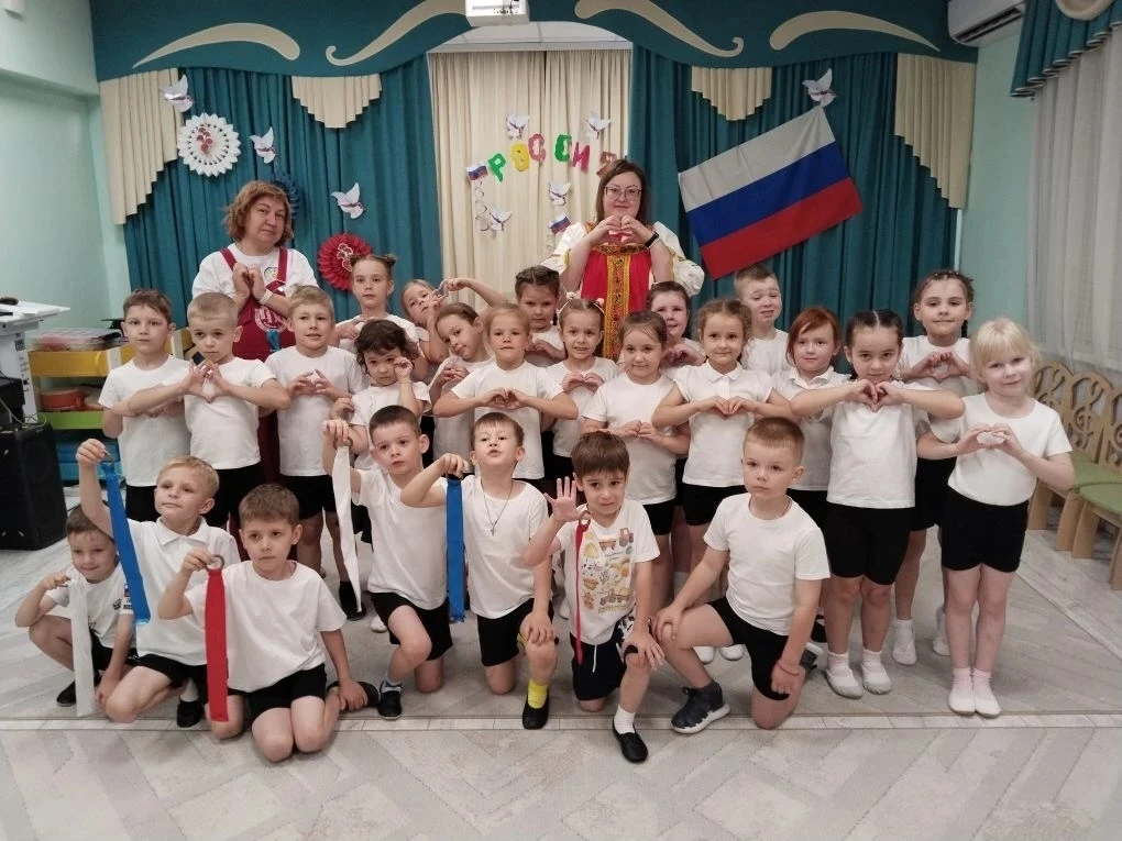 День России — это один из самых «молодых» государственных праздников в стране.     
Этот день символ
