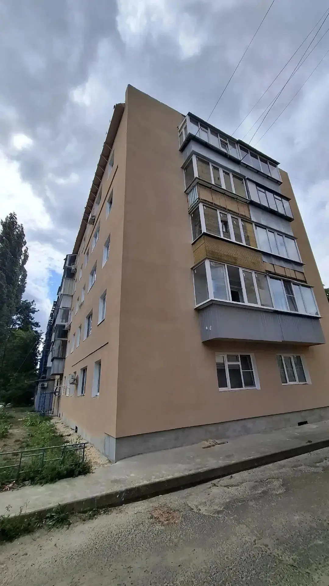 🏠Подрядная организация продолжает капитальный ремонт фасада МКД по адресу: г. Курск, у...