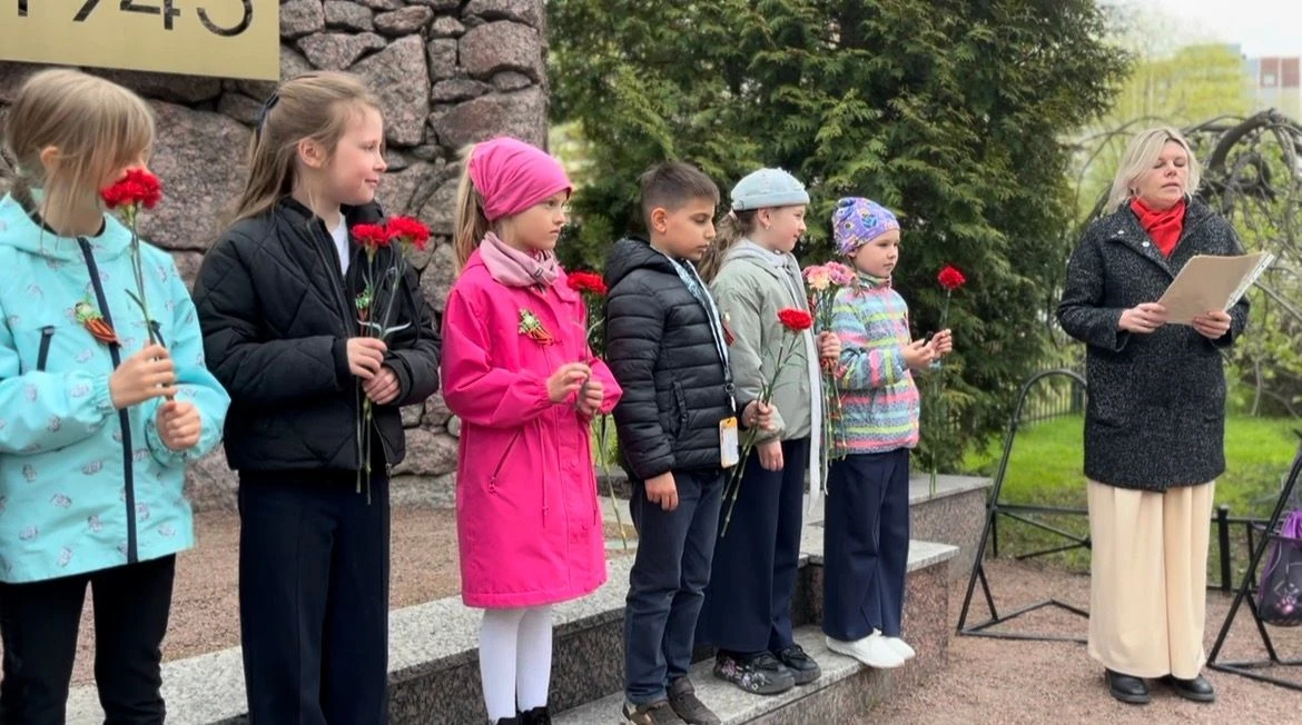 Школьники возложили цветы к мемориалу   Накануне празднования Великой Победы ученики 1-4, 2-2 и 2-4 