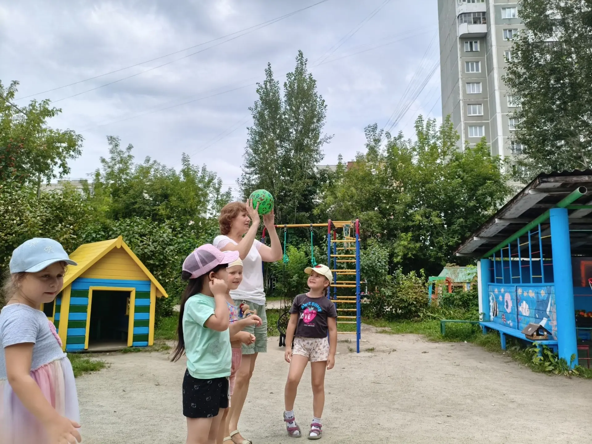 Лето — время движения, игр и детского смеха! ☀️ В группе № 8 прошел тематический «День мяча». Мяч — 