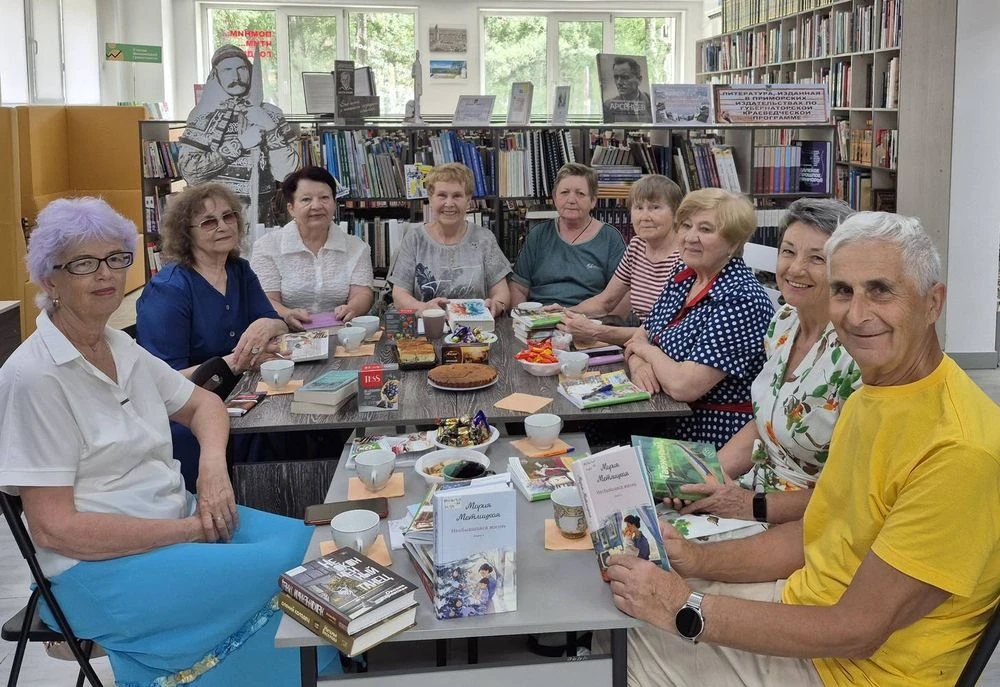 В субботний летний вечер участники клуба «Книжные люди» собрались в уютной обстановке, чтобы обсудит