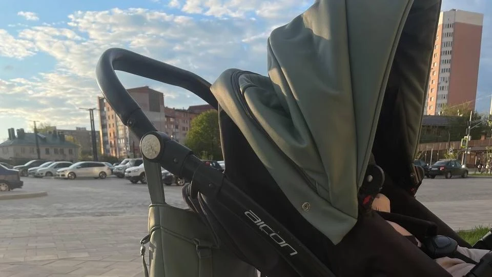 В Ливнах женщина украла детскую коляску