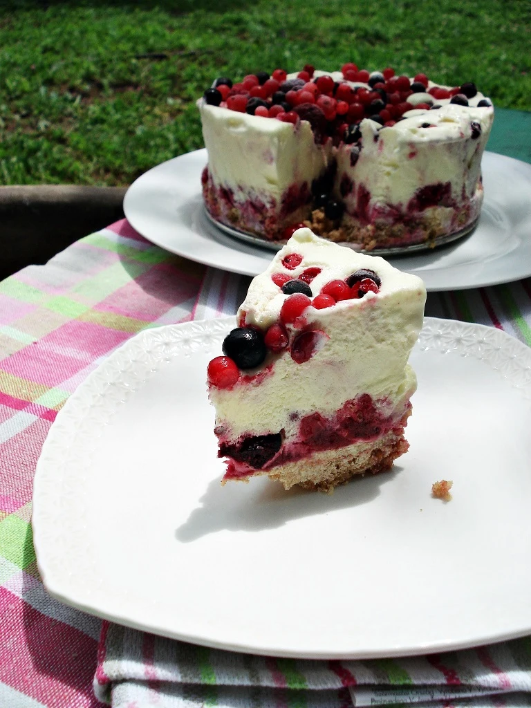 🥧✨ НЕТ БИСКВИТА? НЕ БЕДА! ✨🥧
 Ты стоишь у холодильника, глаза
 горят, хочется ягодного торта с
 мо